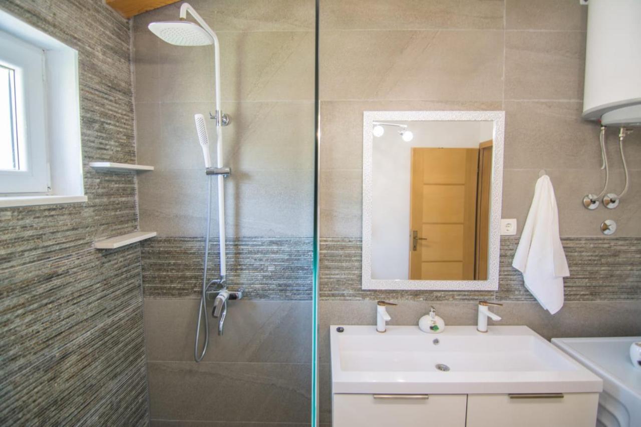 Village Holiday Apartman With Heated Pool Maslina Kostanje Esterno foto