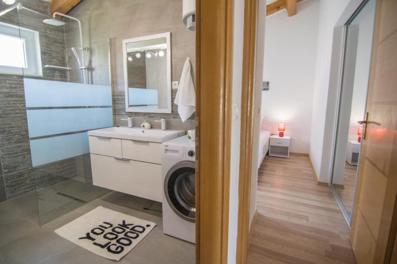 Village Holiday Apartman With Heated Pool Maslina Kostanje Esterno foto
